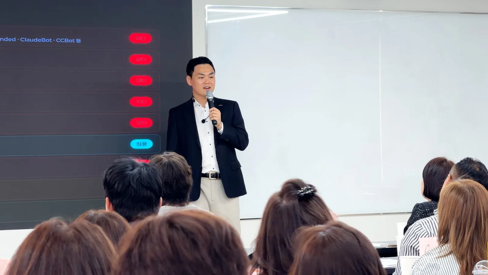 플랫폼별 AI 크롤러 차단 현황 슬라이드를 배경으로 설명하는 유준식
